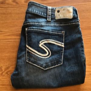 SILVER JEANS WOMEN’S SUKI CAPRIS, SIZE 33.